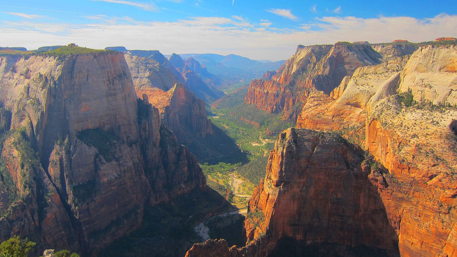 Vue du canyon depuis le point d'observation situe a la fin du Observation Point trail